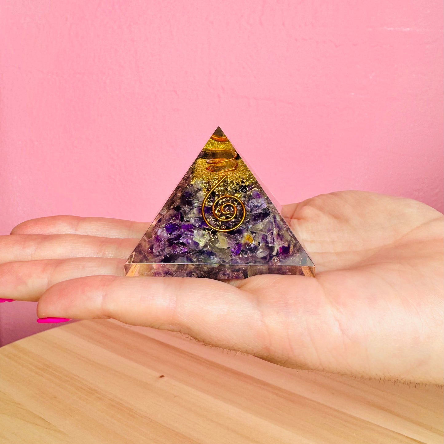 Pirámide Orgonita de Amatista con Espiral 5x5cm || Protección Energética - Relajación