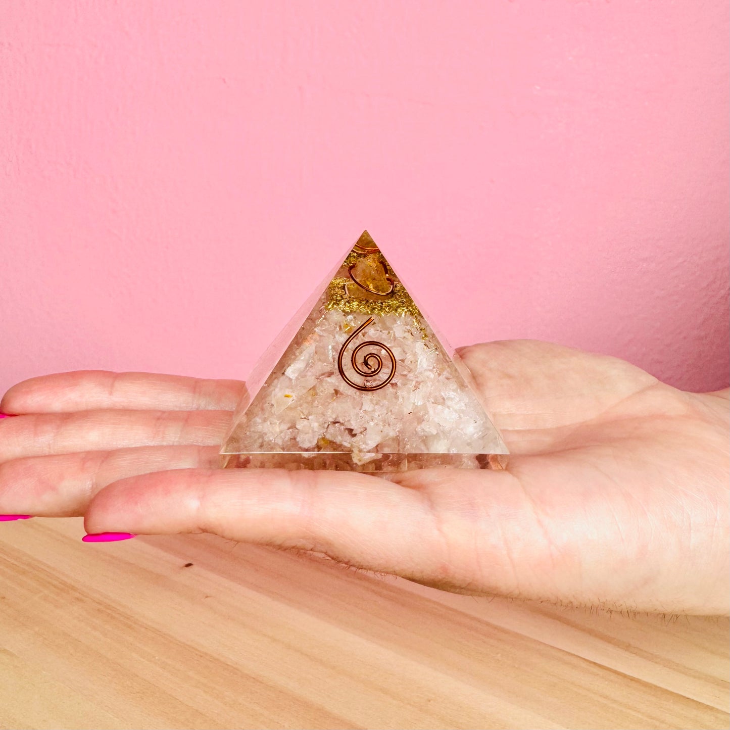 Pirámide Orgonita de Cuarzo Rosa con Espiral 5x5cm || Protección Energética - Amor