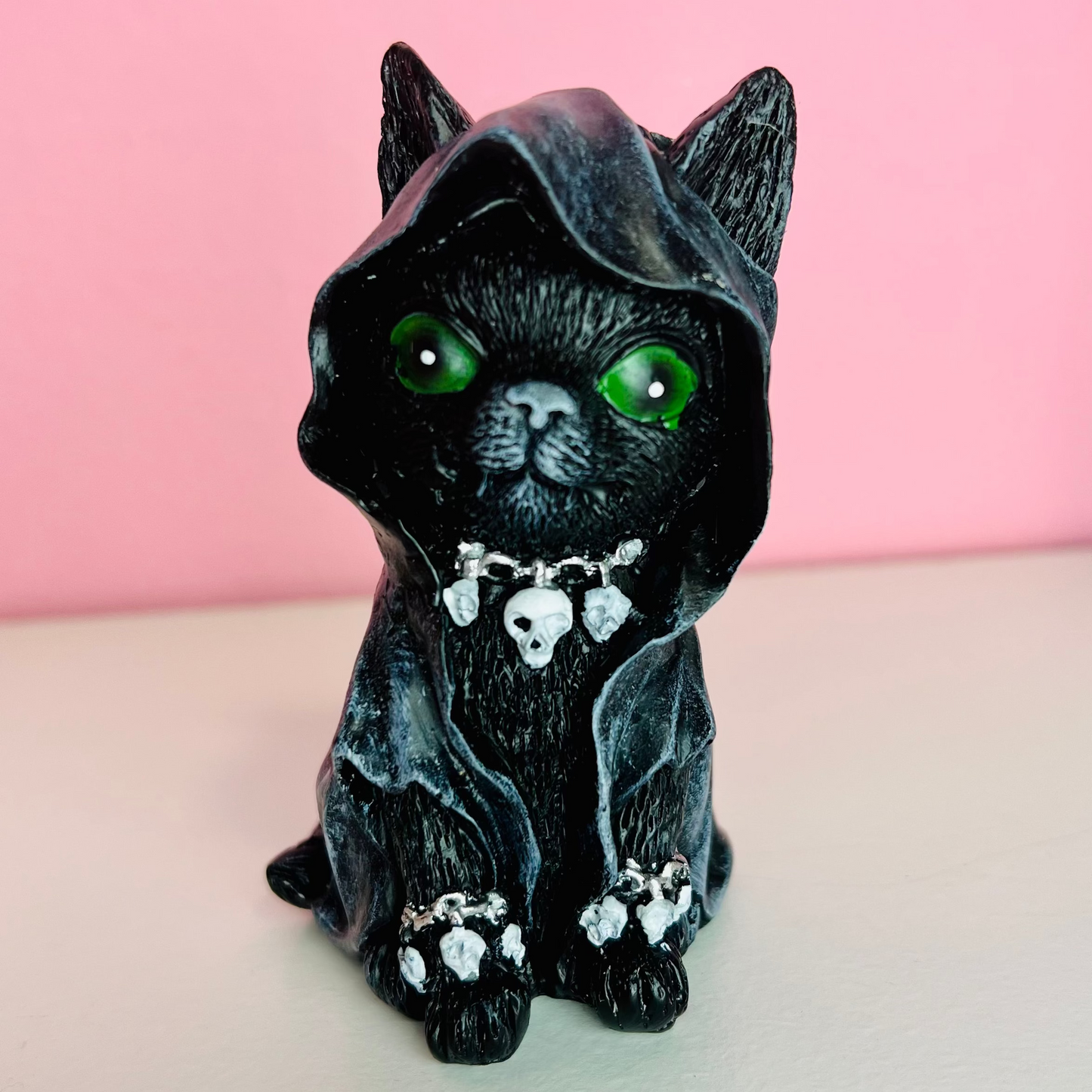 Figura Gato con Túnica || Tu guía para soltar, renacer y estar más fuerte.