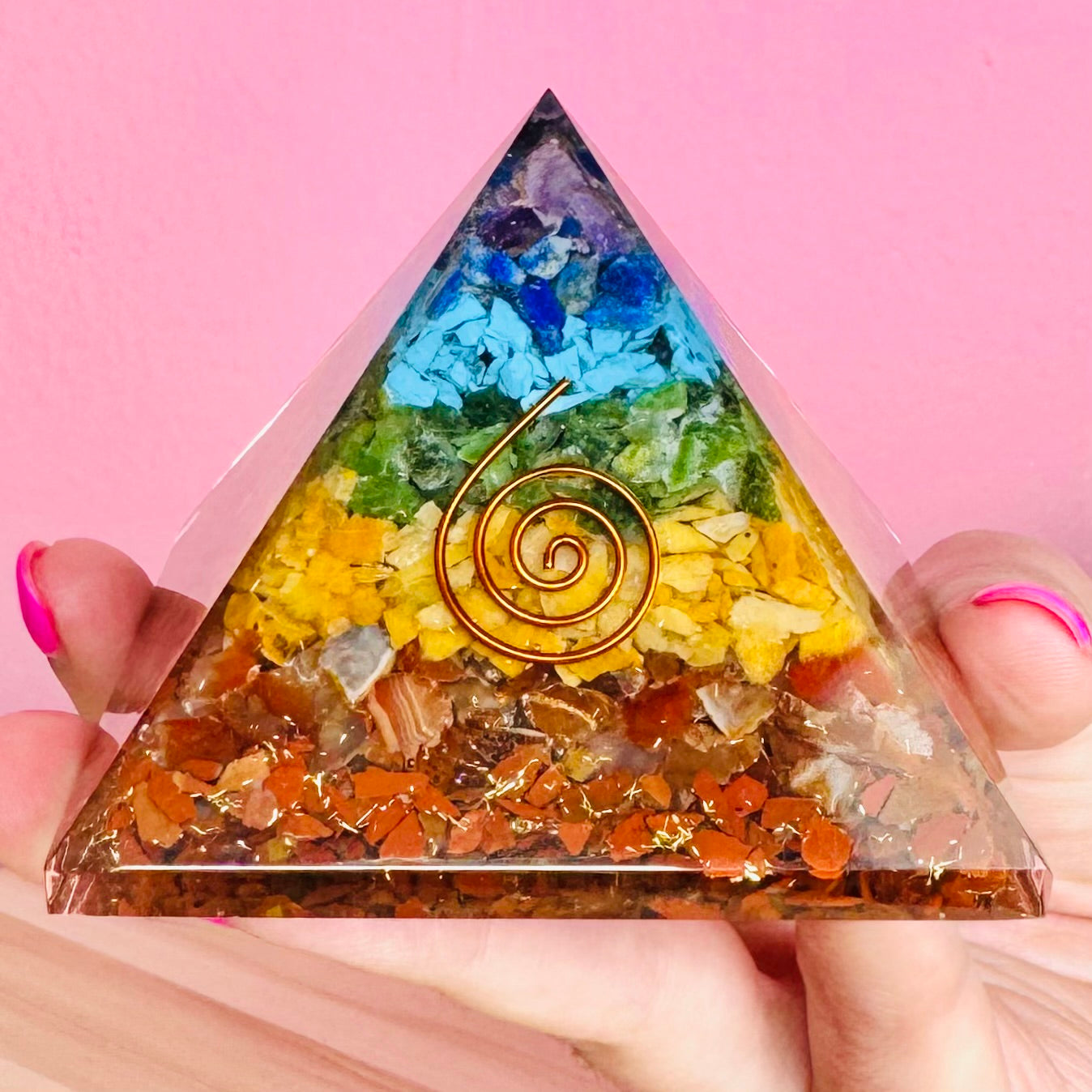 Pirámide Orgonita de 7 Chakras con Espiral 7x7cm || Protección Energética - Equilibrio