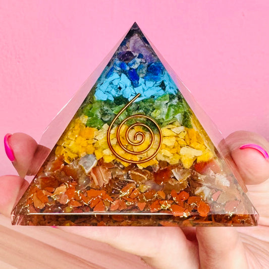 Pirámide Orgonita de 7 Chakras con Espiral 7x7cm || Protección Energética - Equilibrio