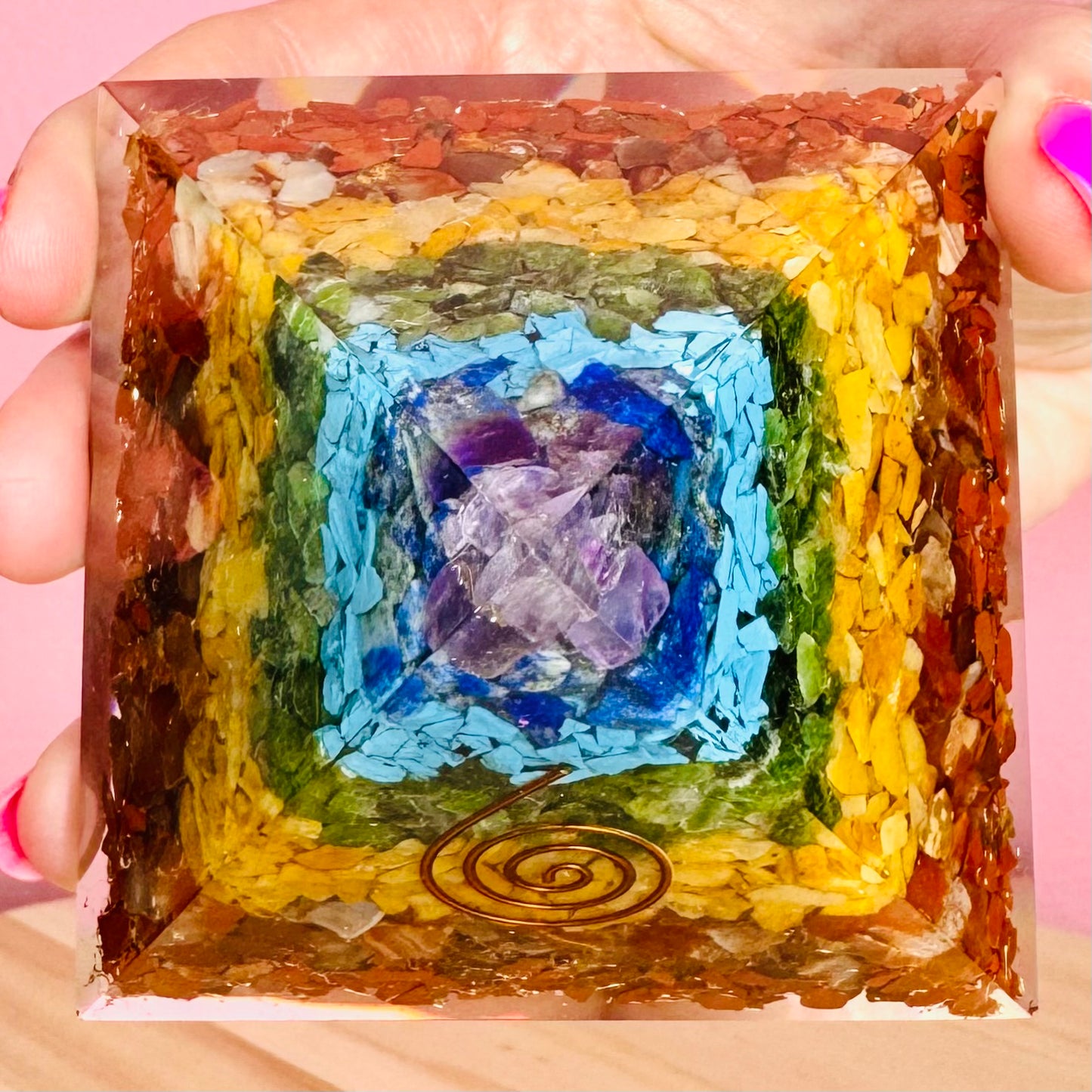 Pirámide Orgonita de 7 Chakras con Espiral 7x7cm || Protección Energética - Equilibrio