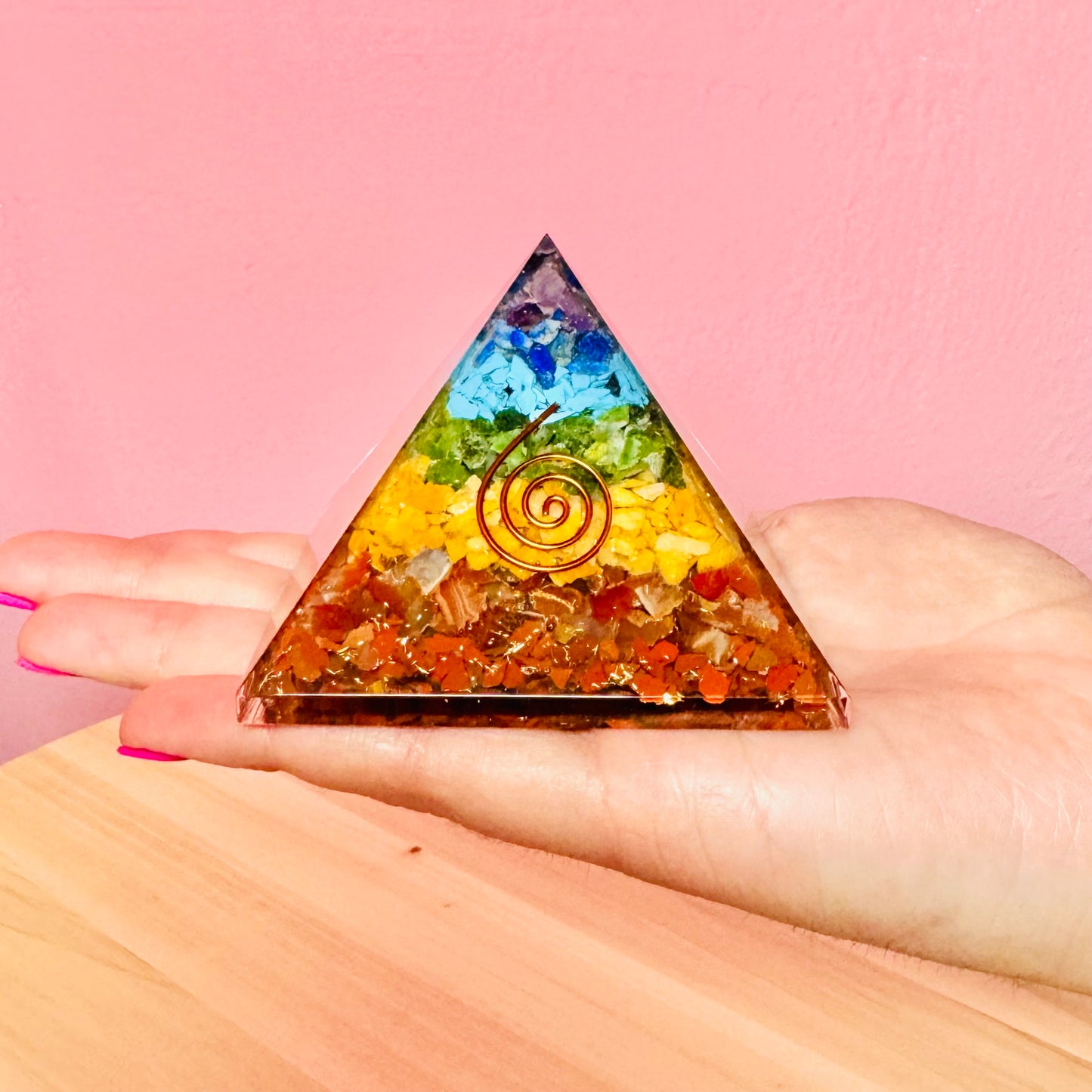 Pirámide Orgonita de 7 Chakras con Espiral 7x7cm || Protección Energética - Equilibrio
