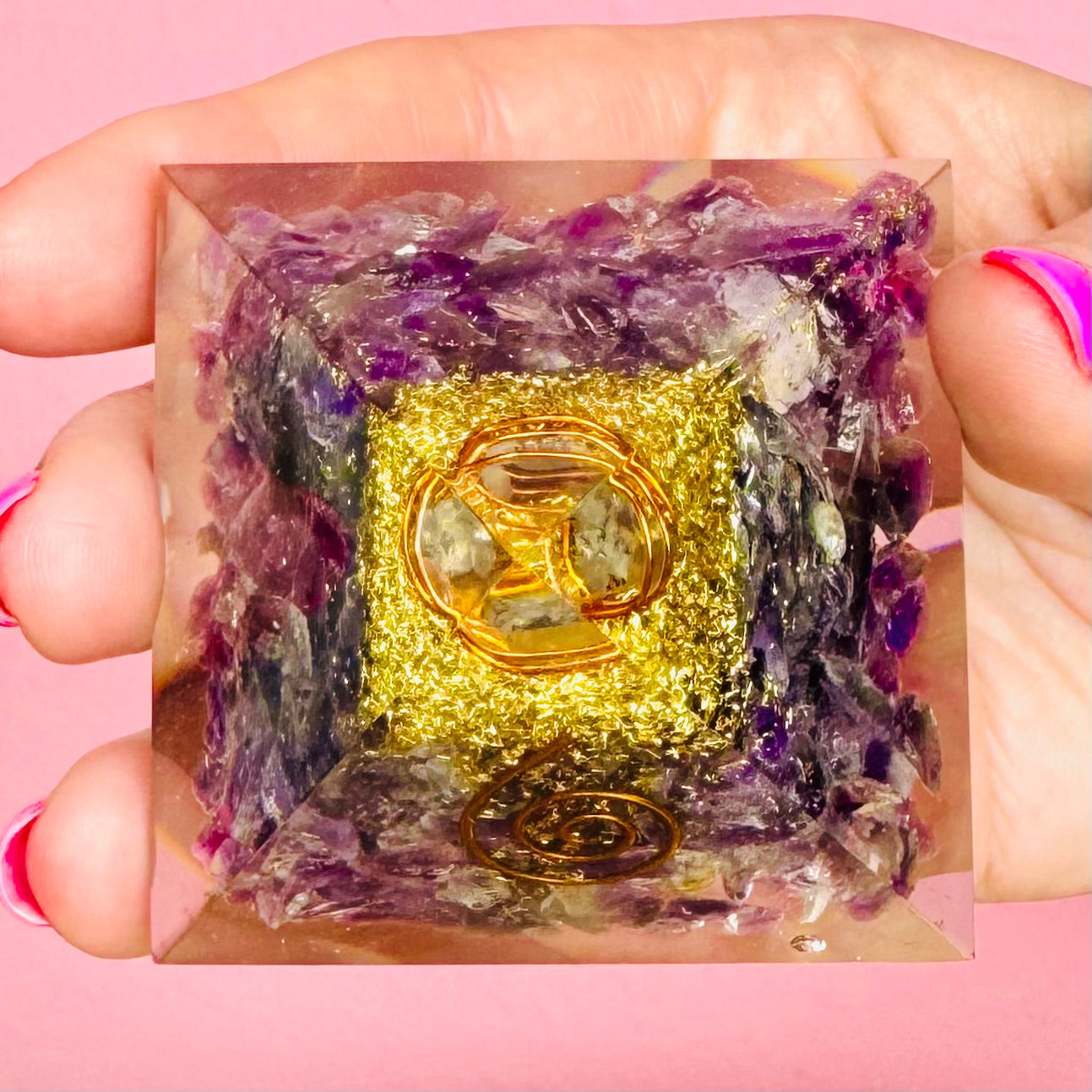 Pirámide Orgonita de Amatista con Espiral 5x5cm || Protección Energética - Relajación