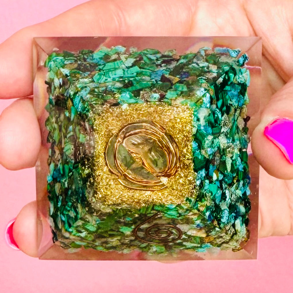 Pirámide Orgonita de Crisocola y Malaquita con Espiral 5x5cm || Protección Energética - Abrir Caminos