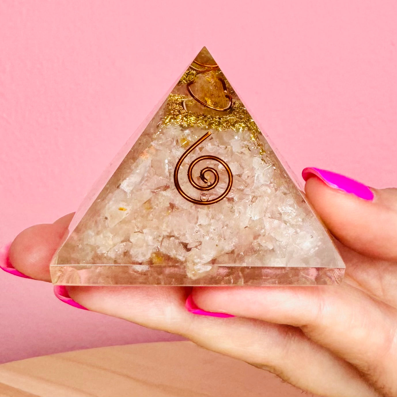 Pirámide Orgonita de Cuarzo Rosa con Espiral 5x5cm || Protección Energética - Amor