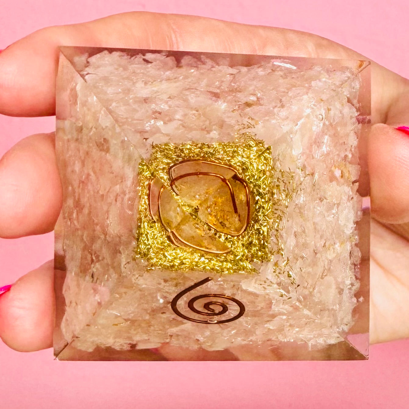 Pirámide Orgonita de Cuarzo Rosa con Espiral 5x5cm || Protección Energética - Amor