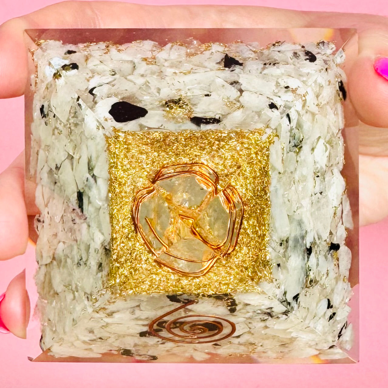 Pirámide Orgonita de Piedra Luna con Espiral 7x7cm || Protección Energética - Equilibrio Femenino