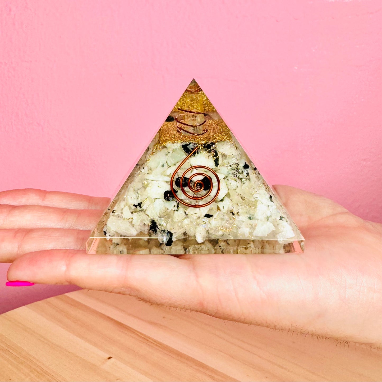 Pirámide Orgonita de Piedra Luna con Espiral 7x7cm || Protección Energética - Equilibrio Femenino